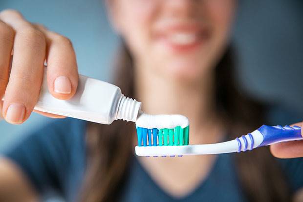 “แปรงลิ้น” ทุกครั้งหลังแปรงฟัน ช่วยลดแบคทีเรียอันตรายในช่องปากได้ดีกว่า